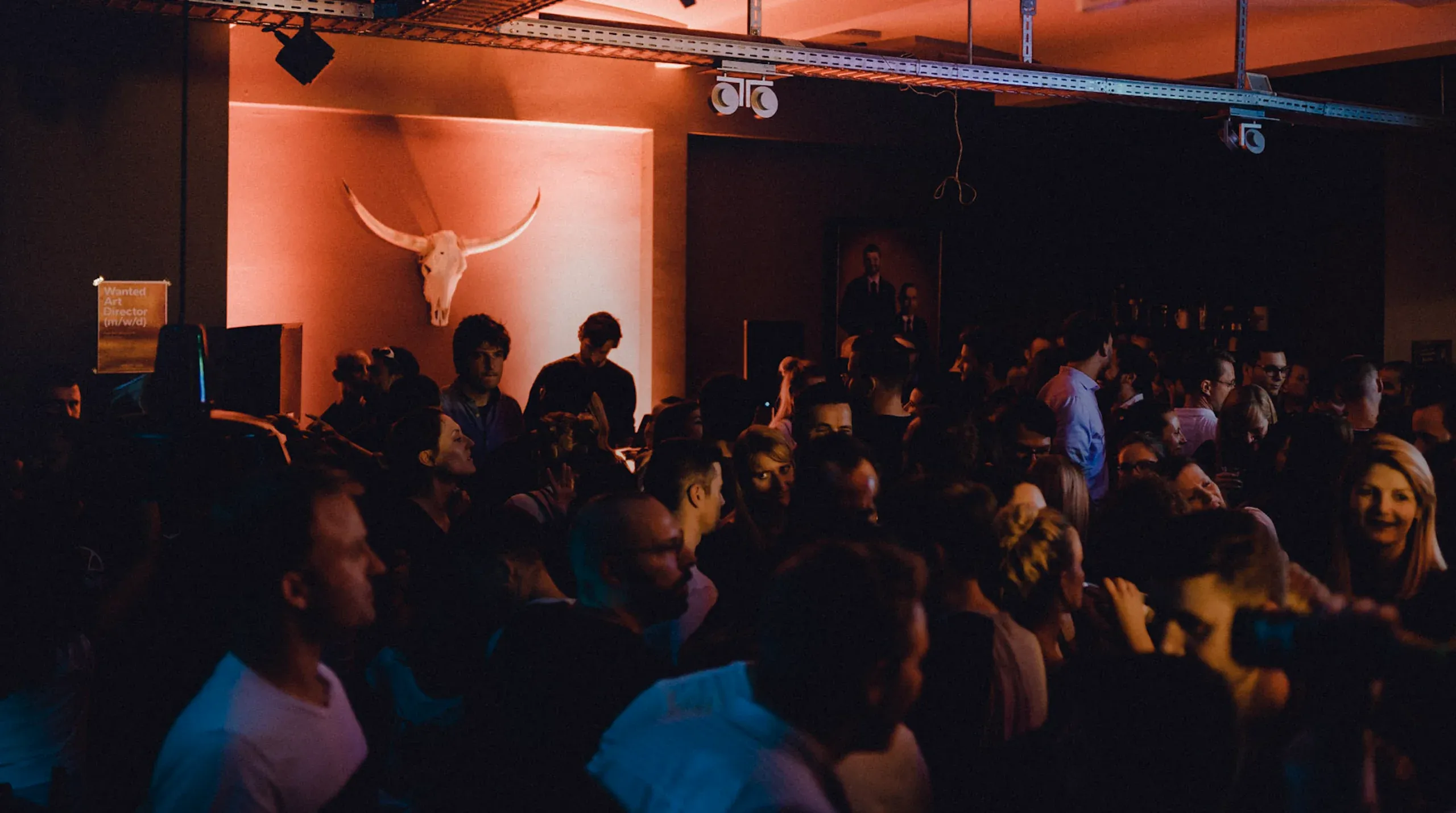 Crowded party at the agency Vier für Texas under the longhorn skull